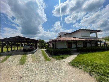 SE VENDE CASA CAMPESTRE EN CONJUNTO EN MONTENEGRO