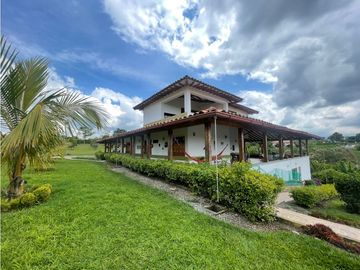 SE VENDE CASA CAMPESTRE EN CONJUNTO EN MONTENEGRO
