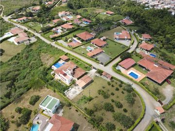SE VENDE CASA CAMPESTRE EN CONJUNTO EN MONTENEGRO