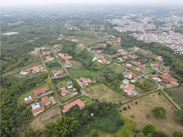 SE VENDE CASA CAMPESTRE EN CONJUNTO EN MONTENEGRO