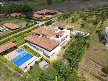 SE VENDE CASA CAMPESTRE EN CONJUNTO EN MONTENEGRO