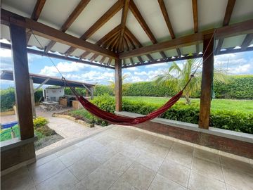 SE VENDE CASA CAMPESTRE EN CONJUNTO EN MONTENEGRO