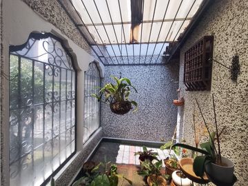 Arriendo casa comercial esquinera en Los Colores, Medellín