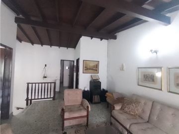 Arriendo casa comercial esquinera en Los Colores, Medellín