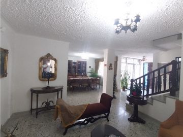Arriendo casa comercial esquinera en Los Colores, Medellín