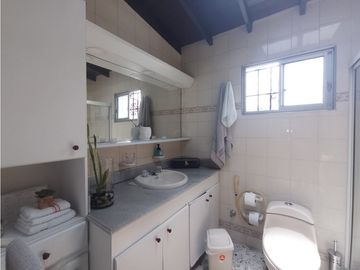 Arriendo casa comercial esquinera en Los Colores, Medellín