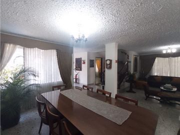 Arriendo casa comercial esquinera en Los Colores, Medellín