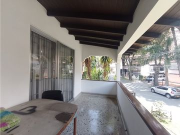 Arriendo casa comercial esquinera en Los Colores, Medellín