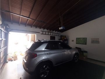 Arriendo casa comercial esquinera en Los Colores, Medellín
