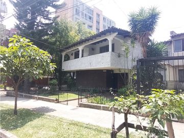 Arriendo casa comercial esquinera en Los Colores, Medellín