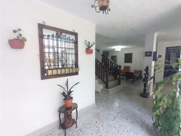 Arriendo casa comercial esquinera en Los Colores, Medellín