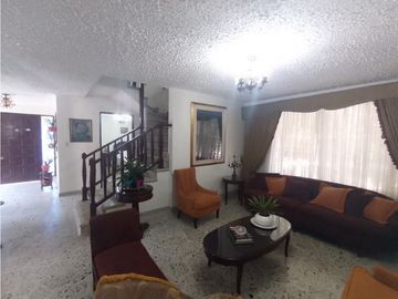 Arriendo casa comercial esquinera en Los Colores, Medellín