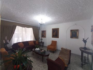 Arriendo casa comercial esquinera en Los Colores, Medellín