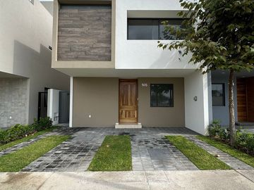 Estrena casa en Parques Vallarta dentro de coto