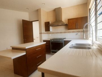 En Venta Casa en Hacienda Real Tejeda, 3 Recamaras, 3.5 Baños, Gran Ubicación !!