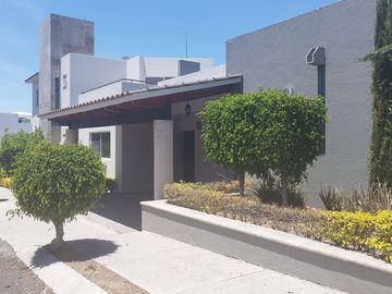 En Venta Casa en Hacienda Real Tejeda, 3 Recamaras, 3.5 Baños, Gran Ubicación !!