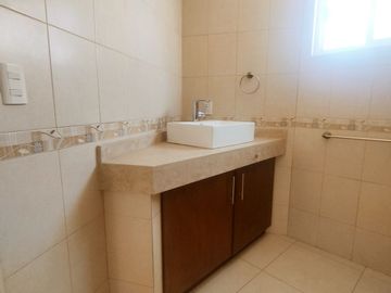 En Venta Casa en Hacienda Real Tejeda, 3 Recamaras, 3.5 Baños, Gran Ubicación !!