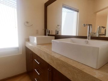 En Venta Casa en Hacienda Real Tejeda, 3 Recamaras, 3.5 Baños, Gran Ubicación !!