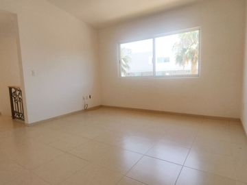 En Venta Casa en Hacienda Real Tejeda, 3 Recamaras, 3.5 Baños, Gran Ubicación !!