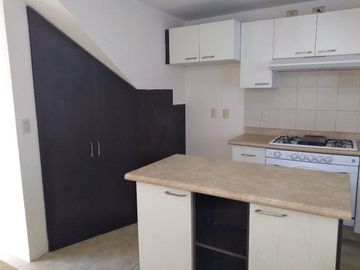 Venta de Casa en Los Olvera: Fracc. Luz María, 3 Recamaras, Equipada!