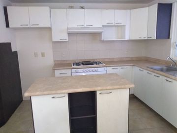 Venta de Casa en Los Olvera: Fracc. Luz María, 3 Recamaras, Equipada!