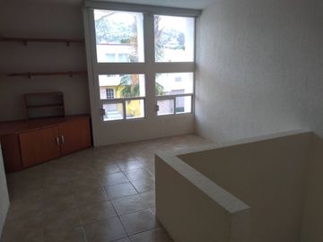 Venta de Casa en Los Olvera: Fracc. Luz María, 3 Recamaras, Equipada!