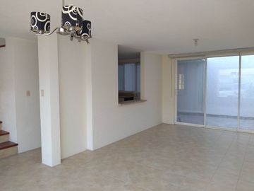 Venta de Casa en Los Olvera: Fracc. Luz María, 3 Recamaras, Equipada!