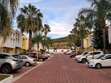 Venta de Casa en Los Olvera: Fracc. Luz María, 3 Recamaras, Equipada!