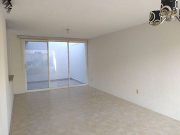 Venta de Casa en Los Olvera: Fracc. Luz María, 3 Recamaras, Equipada!