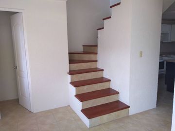 Venta de Casa en Los Olvera: Fracc. Luz María, 3 Recamaras, Equipada!
