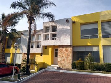 Venta de Casa en Los Olvera: Fracc. Luz María, 3 Recamaras, Equipada!