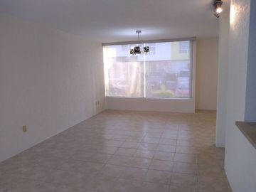 Venta de Casa en Los Olvera: Fracc. Luz María, 3 Recamaras, Equipada!