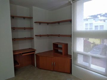 Venta de Casa en Los Olvera: Fracc. Luz María, 3 Recamaras, Equipada!