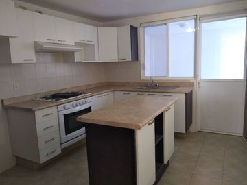 Venta de Casa en Los Olvera: Fracc. Luz María, 3 Recamaras, Equipada!