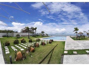 Beauty on the Beach! 2 Bed Beach Front Condo