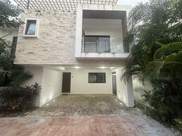 Casa en venta con amenidades,  alta plusvalía en Temozón Norte, Mérida