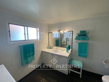 Venta de amplia casa en privilegiado sector de Bosques de Montemar