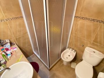 VENTA CASA DE 3 AMBIENTES CON COCHERA, GALERIA Y PARQUE EN EZPELETA ESTE