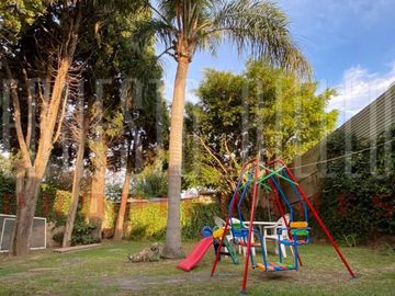 VENTA CASA DE 3 AMBIENTES CON COCHERA, GALERIA Y PARQUE EN EZPELETA ESTE