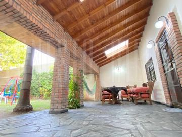 VENTA CASA DE 3 AMBIENTES CON COCHERA, GALERIA Y PARQUE EN EZPELETA ESTE