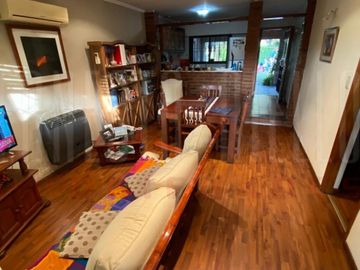 VENTA CASA DE 3 AMBIENTES CON COCHERA, GALERIA Y PARQUE EN EZPELETA ESTE