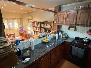 VENTA CASA DE 3 AMBIENTES CON COCHERA, GALERIA Y PARQUE EN EZPELETA ESTE