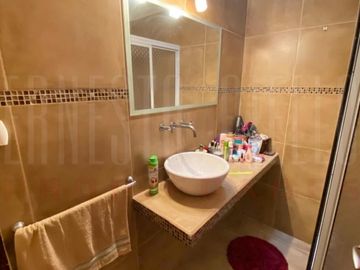 VENTA CASA DE 3 AMBIENTES CON COCHERA, GALERIA Y PARQUE EN EZPELETA ESTE