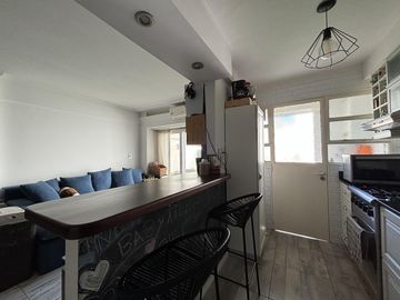 Venta luminoso departamento de 3 ambientes con amplio patio en Flores