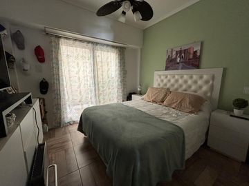 Venta luminoso departamento de 3 ambientes con amplio patio en Flores