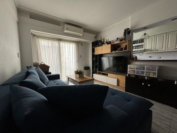 Venta luminoso departamento de 3 ambientes con amplio patio en Flores