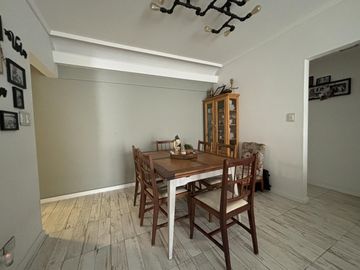 Venta luminoso departamento de 3 ambientes con amplio patio en Flores