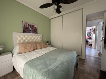 Venta luminoso departamento de 3 ambientes con amplio patio en Flores
