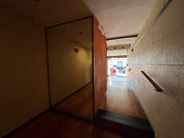 Venta luminoso departamento de 3 ambientes con amplio patio en Flores