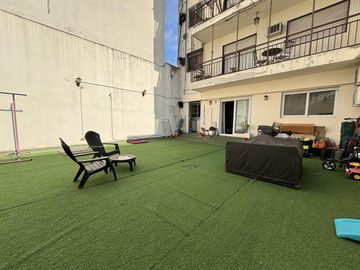 Venta luminoso departamento de 3 ambientes con amplio patio en Flores